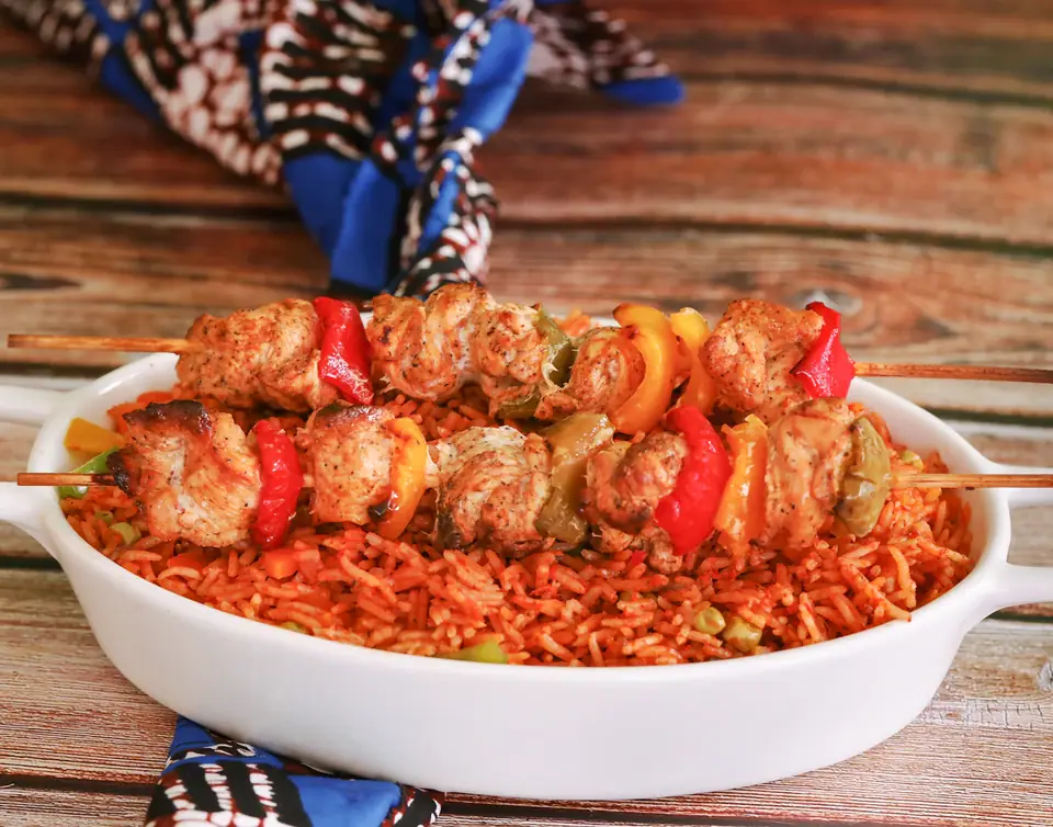 Brochettes grillées sur un plat de riz