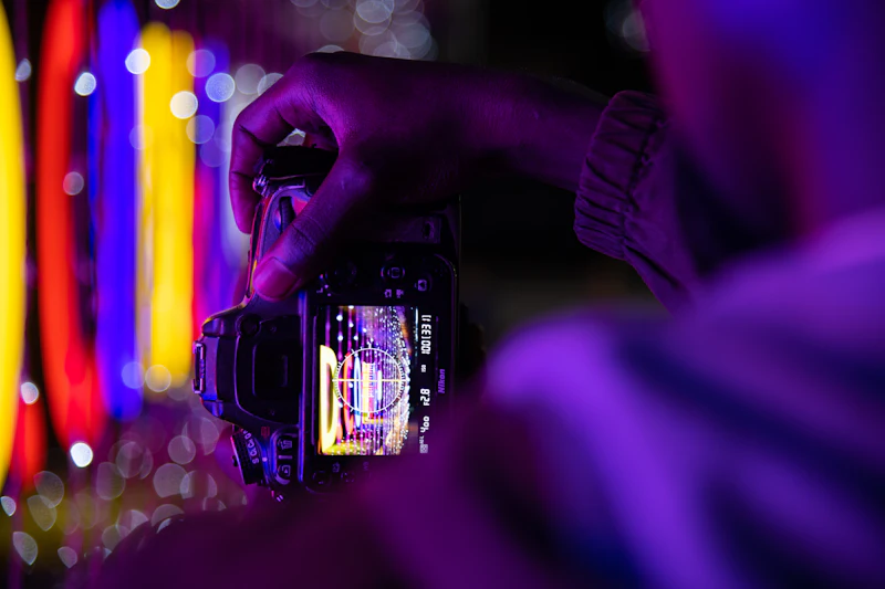 Photographe cadrant des lumières colorées